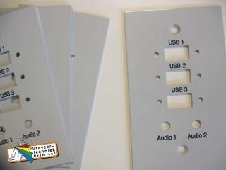 Aluminium panelen met connectorgaten met een poerdercoating